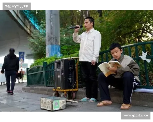 13岁少年街头苦读,陪盲父卖唱7年:手中有未来,肩上是担当 13岁少年街头苦读,陪盲父卖唱7年:手中有未来,肩上是担当